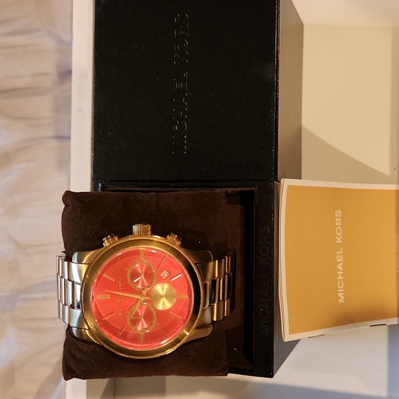 MICHAEL KORS WOMANS GOLD TONE WATCH-# 5930 - Picture 1 of 8